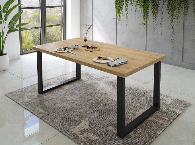 Grande tablée en bois clair posée sur un tapis