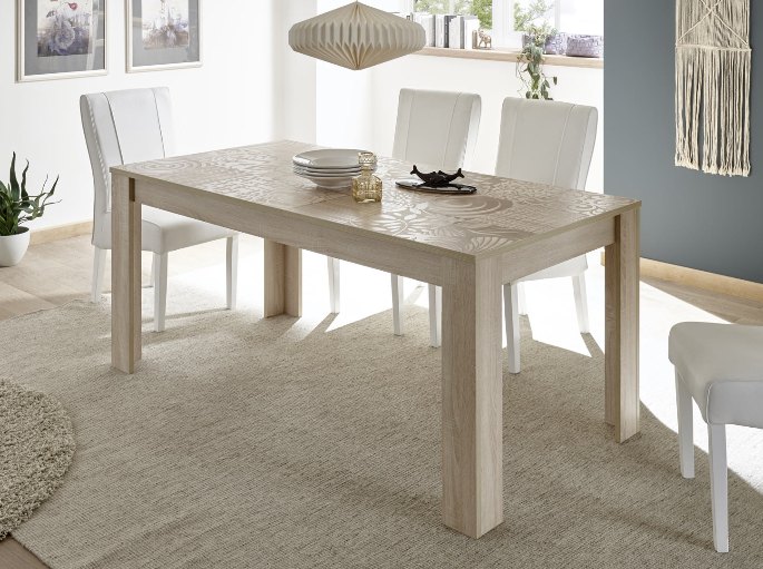 Coin repas contemporain avec un dégagement suffisant pour reculer les chaises