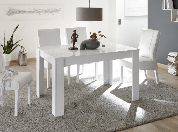 Espace repas dégagé où les chaises reculent sans toucher le mur