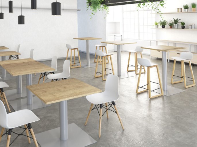 Coin détente de bureau équipé de plusieurs tables hautes carrées en bois clair
