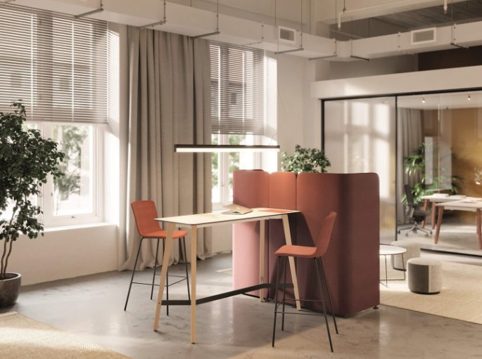 Espace de réunion informel avec une table haute en bois sur piétement massif et des tabourets