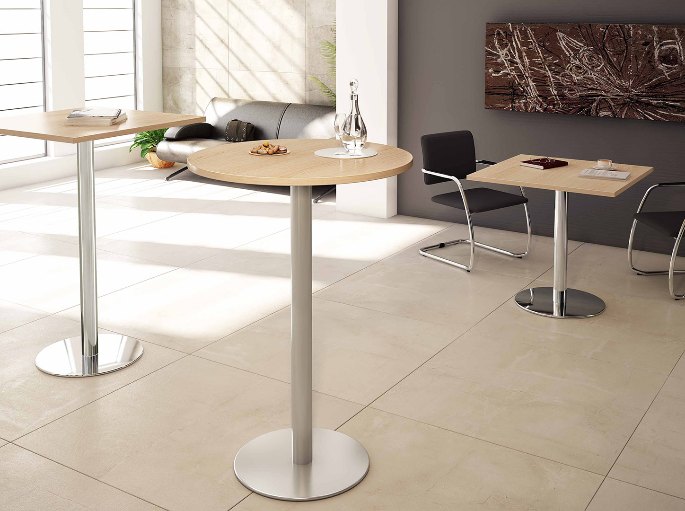 Petites tables hautes à pied central et plateau bois près d'une baie vitrée