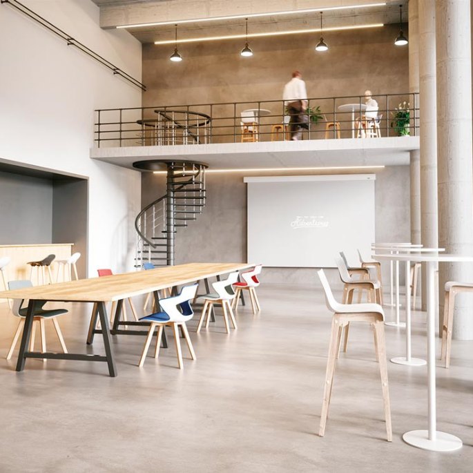 Espace ouvert de bureau avec mezzanine, grande table de travail et plateaux hauts ronds