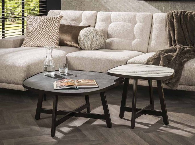 Desserte basse à plateau minéral placée au bout d'un canapé beige
