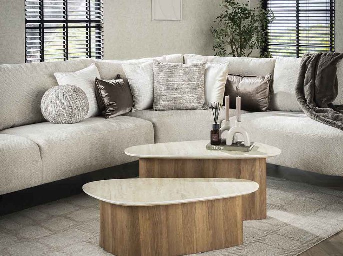 Deux plateaux ronds décalés devant une assise beige profonde