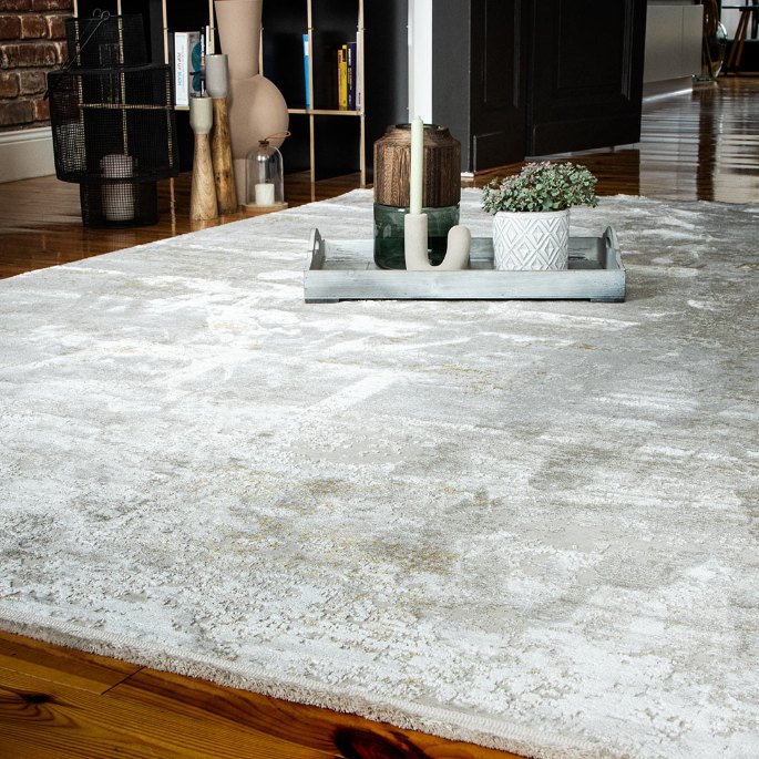 Sol textile clair devant un buffet, avec un plateau et des objets de table
