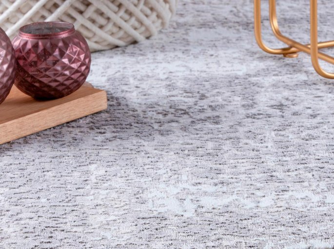 Velours ras gris et taupe à effet relief, avec un vase rouge posé dessus
