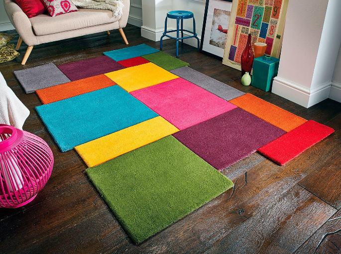 Fibres de laine tissées en motif géométrique dans un salon clair