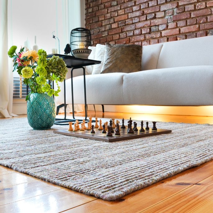 Revêtement tissé à poil ras posé sous une table basse en métal noir