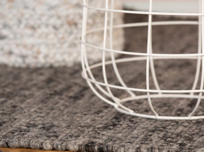Gros plan sur un velours épais en fibre naturelle tissé à la main, près d'un panier métallique