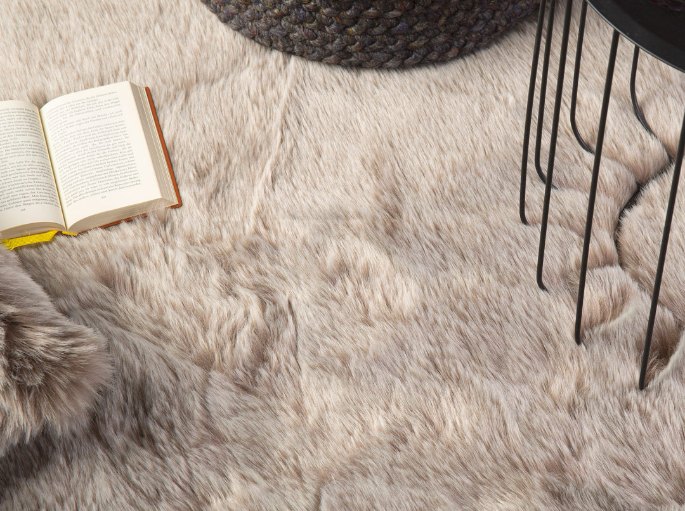 Livre ouvert posé sur des poils longs et soyeux de couleur beige