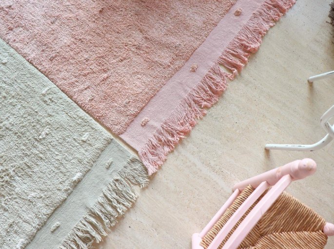 Petits tapis en coton à franges, rose et vert sauge, posés à plat au sol