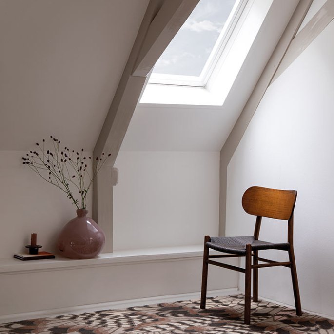 Chaise de salle à manger dont les pieds glissent sur un tapis à poil court