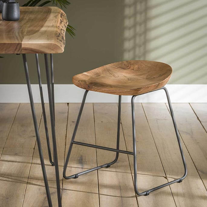 Ensemble de 2 tabourets contemporains en acacia massif et metal john