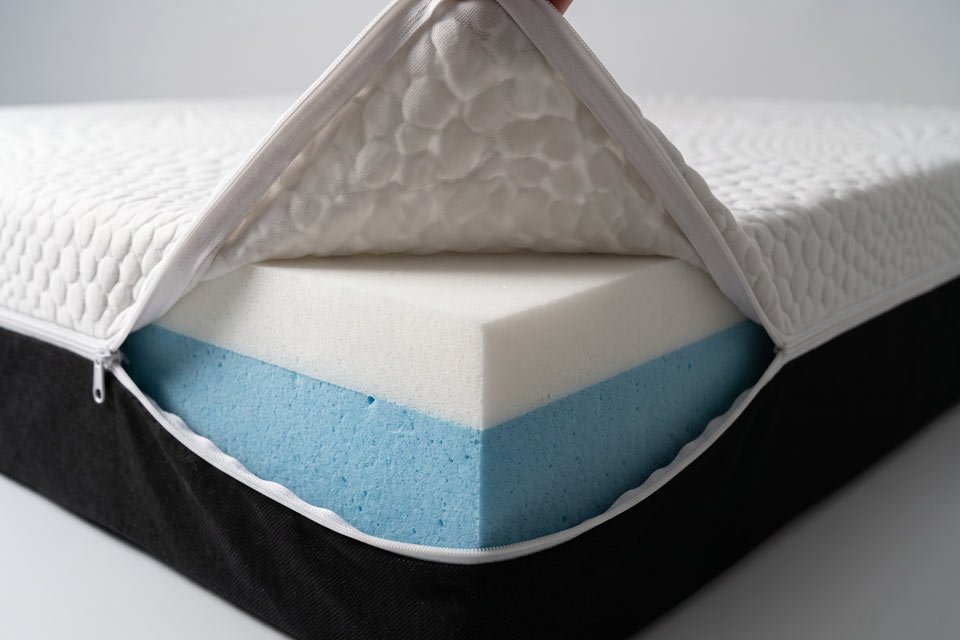 Housse Tencel partiellement retirée laissant apparaître la mousse du matelas Memorial