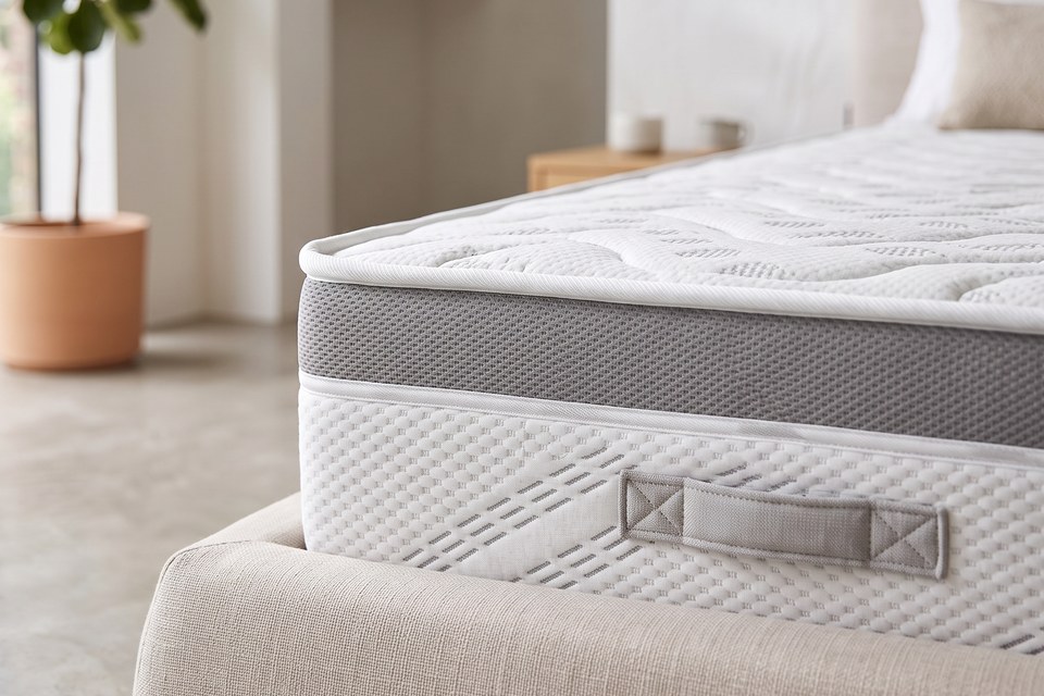 Angle du matelas Brise : coutil Silver Onda, bande périmétrique AirMesh3D et poignée