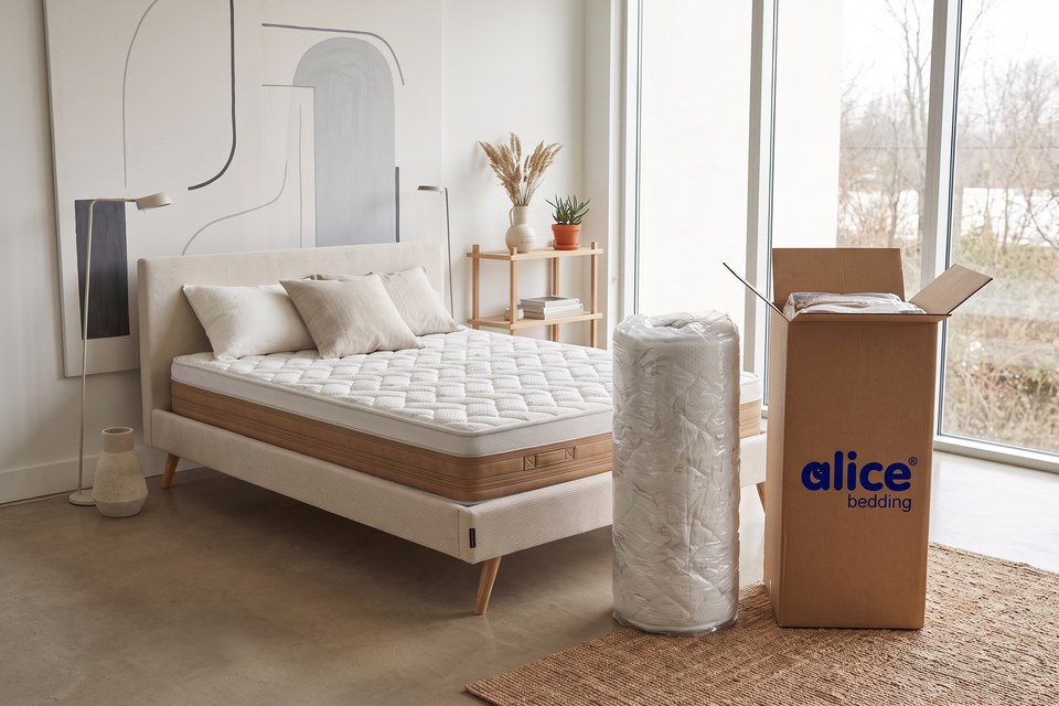 Matelas Cotonella livré compressé et roulé, à côté de son carton Alice Bedding