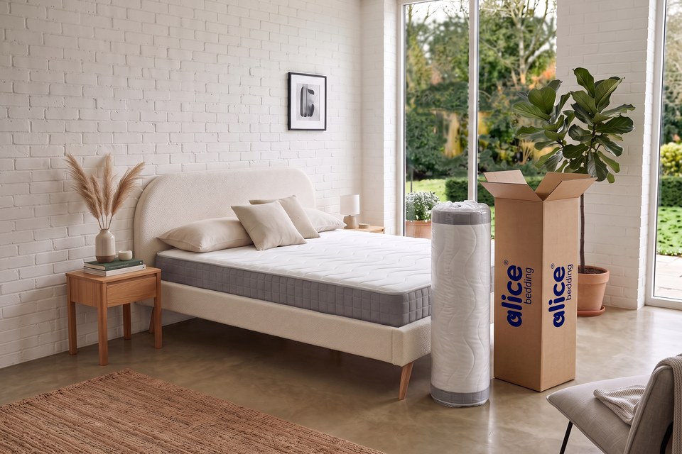 Matelas Zéphyr livré compressé et roulé, à côté de son carton Alice Bedding