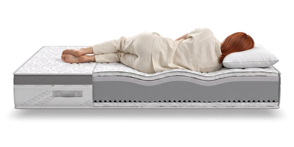 Coupe du matelas Brise sous une dormeuse allongée sur le côté