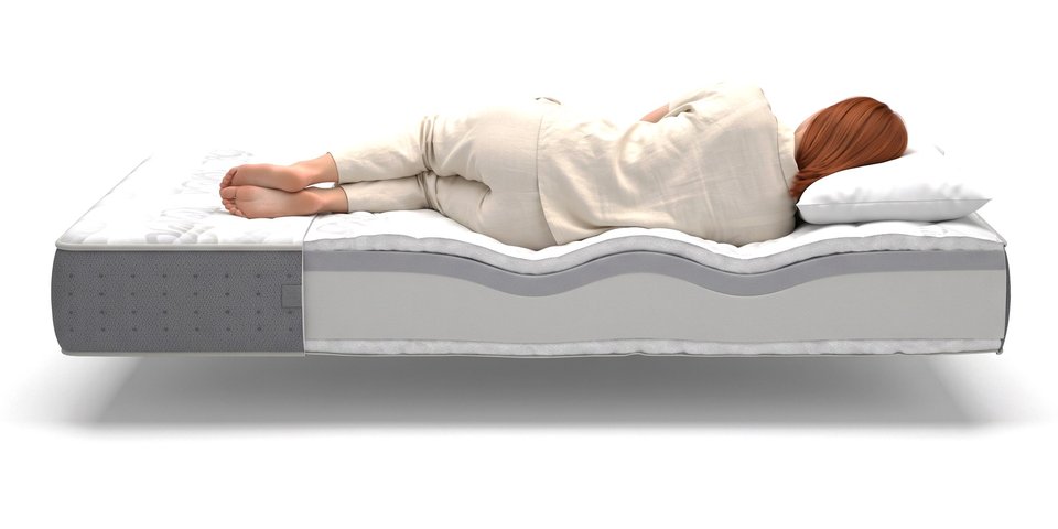 Coupe du matelas Écorce sous une dormeuse allongée sur le côté