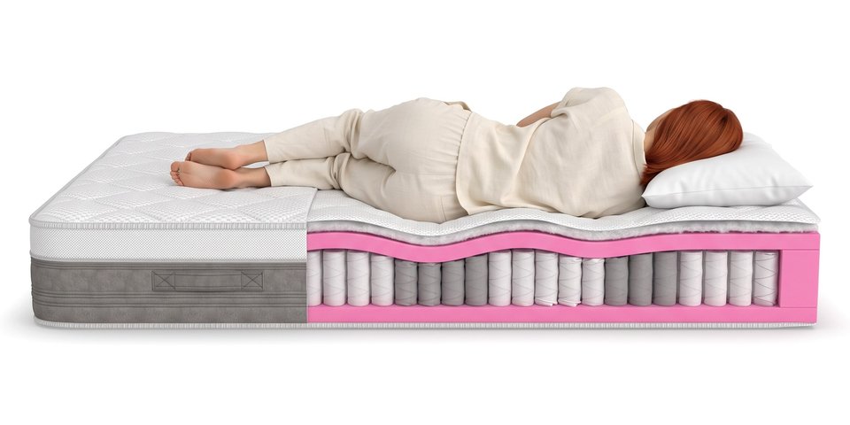 Coupe du matelas Granit sous une dormeuse allongée sur le côté