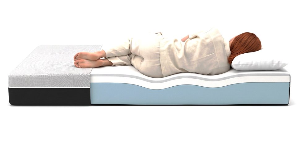 Coupe du matelas Memorial : la mousse à mémoire de forme épouse le corps d'une dormeuse allongée sur le côté