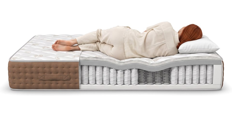 Coupe du matelas Savane sous une dormeuse allongée sur le côté