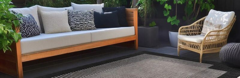 Comment nettoyer un canapé en tissu non déhoussable ?