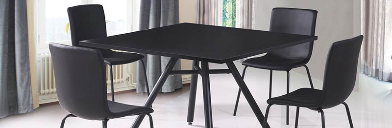 Zoom sur les chaises de salle à manger